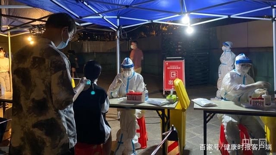 市民有序排隊核酸檢測。央廣網記者王穎 攝